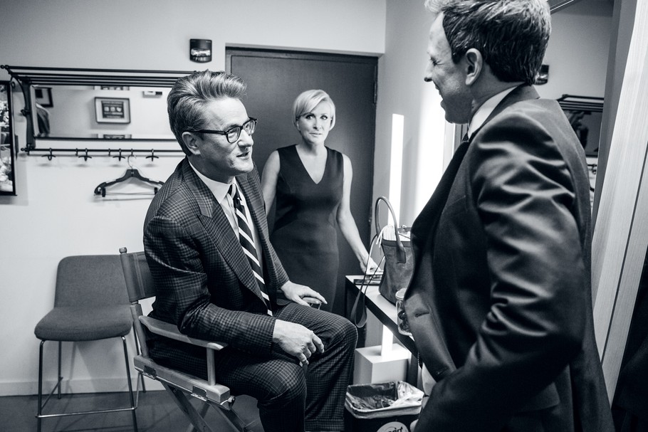 Joe Scarborough i Mika Brzezinski rozmawiają z gospodarzem programu „Late Night with Seth Meyers” przed wejściem na wizję, marzec 2017