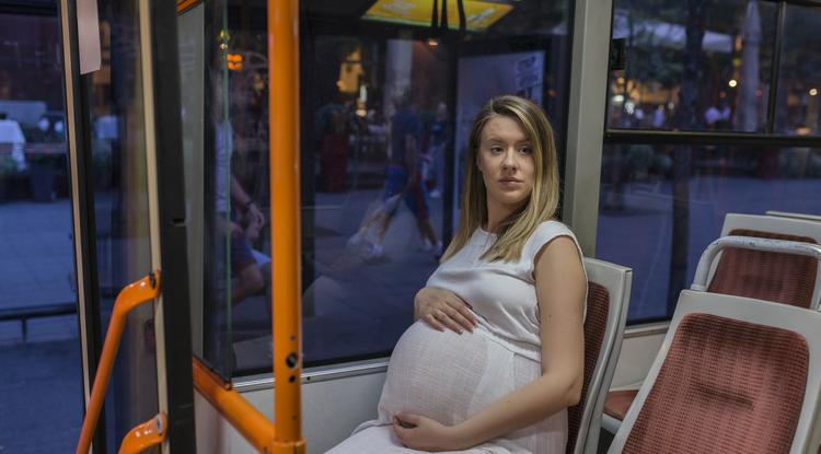 Terhes nő a buszon