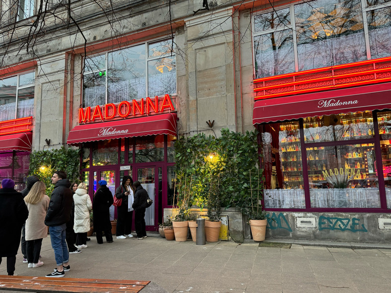 Protest katolików przed warszawską restauracją Madonna