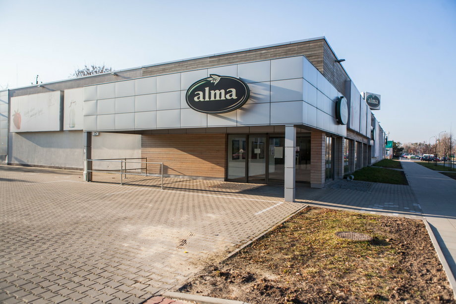 Zamknięty sklep Alma na warszawskim Bemowie.