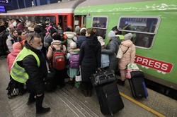 Szefernaker: Uchodźcy z Ukrainy będą mogli skorzystać z bezpłatnego transportu do Niemiec