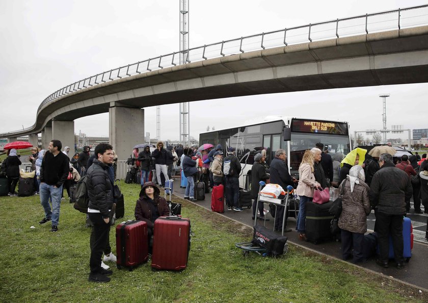 Atak na lotnisku Orly pod Paryżem