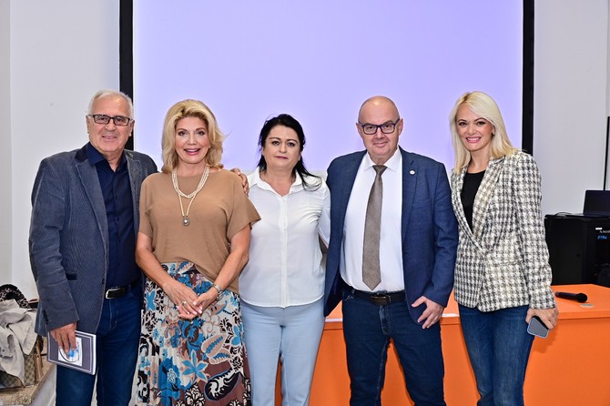 Održano je humanitarno književno veče i promocija drugog zbornika radova „Pokušaj da hodaš u mojim cipelama"