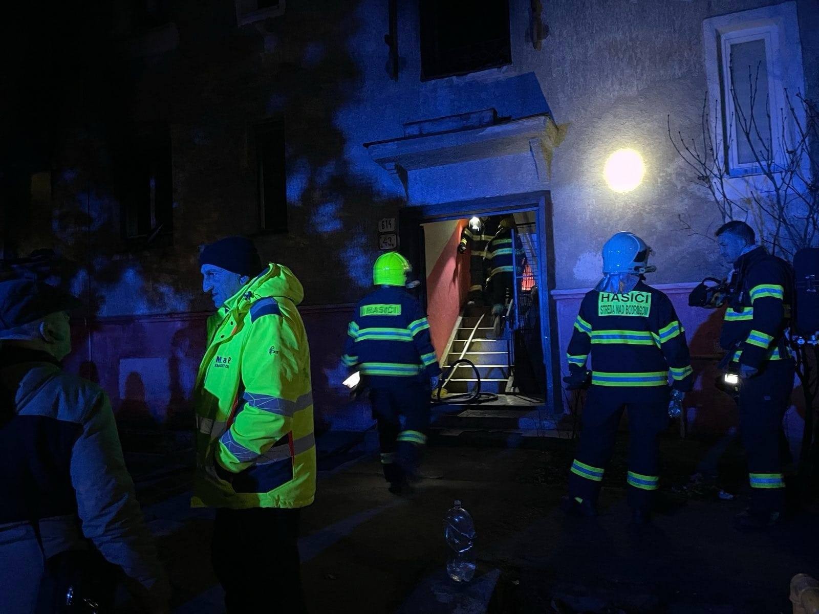 Požiar bytovky v Kráľovskom Chlmci. 