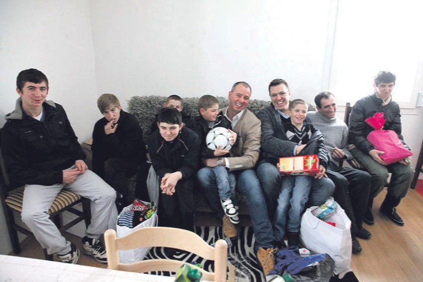 Direktor EMS Nikola Petrović (u sredini) sa porodicom Dramićanin