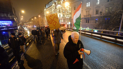 Az ügyészség ellen tüntettek és felüljárót foglaltak a tiltakozók Budapesten