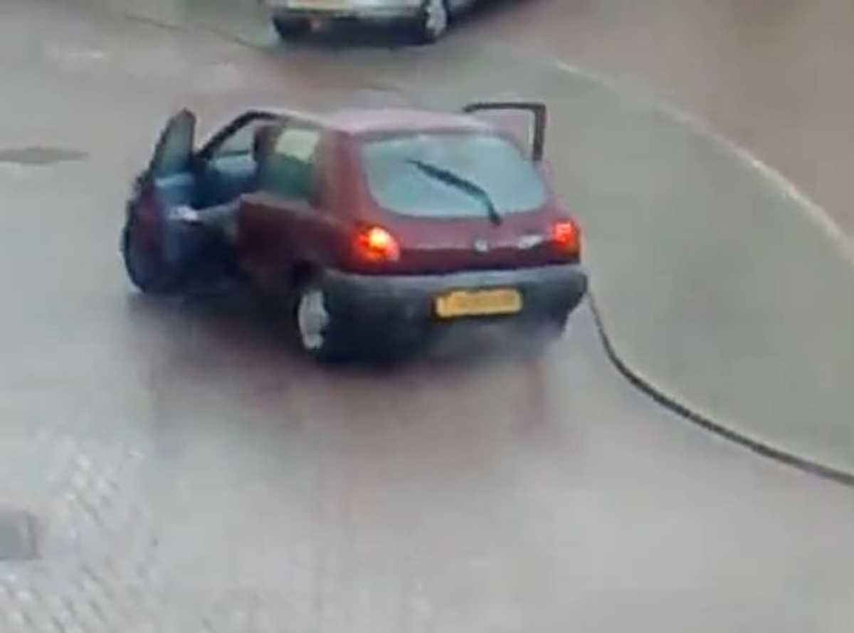 Auto zjechało po lodzie jak zabawka!