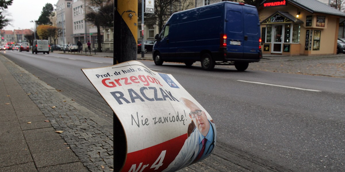 Nieposprzątane plakaty wyborcze w Gdańsku