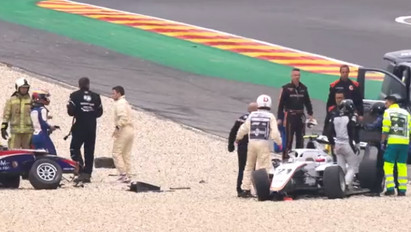 Szörnyű baleset miatt kellett megszakítani a mai Formula-3 futamot – videó