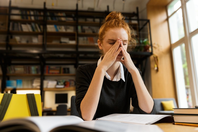 młoda kobieta, studentka, uczennica w bibliotece, książki, nauka