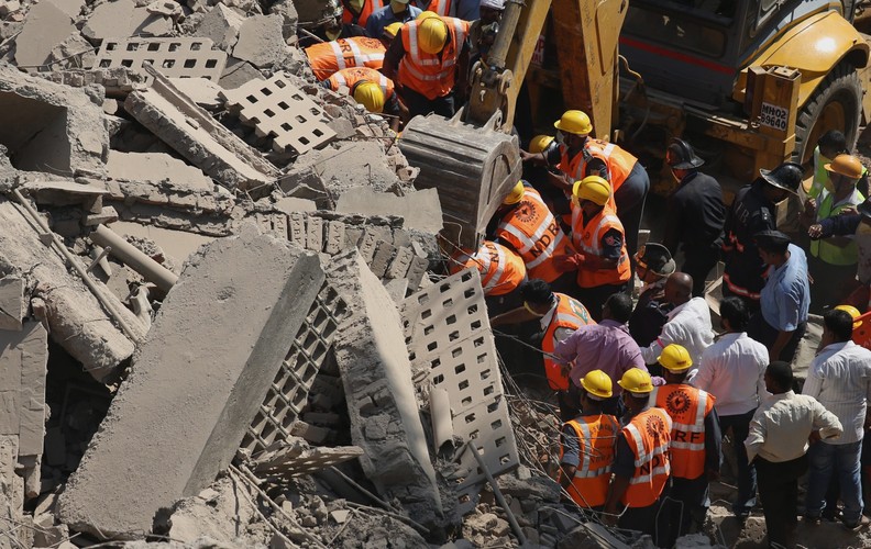Zawalił się blok mieszkalny w Bombaju