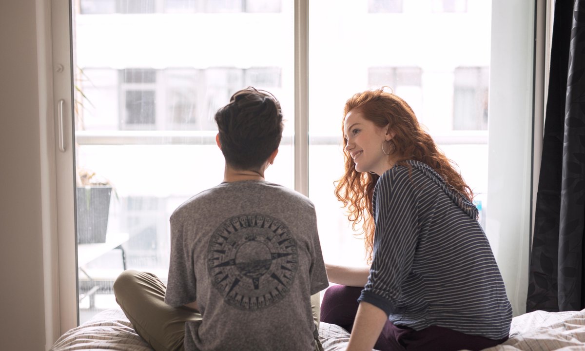 Jak jedno zdanie może rozładować napięcie? Psychologia komunikacji w praktyce