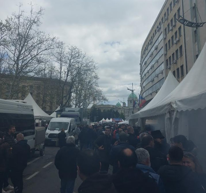 Red ispred štandova za roštilj na ćumur