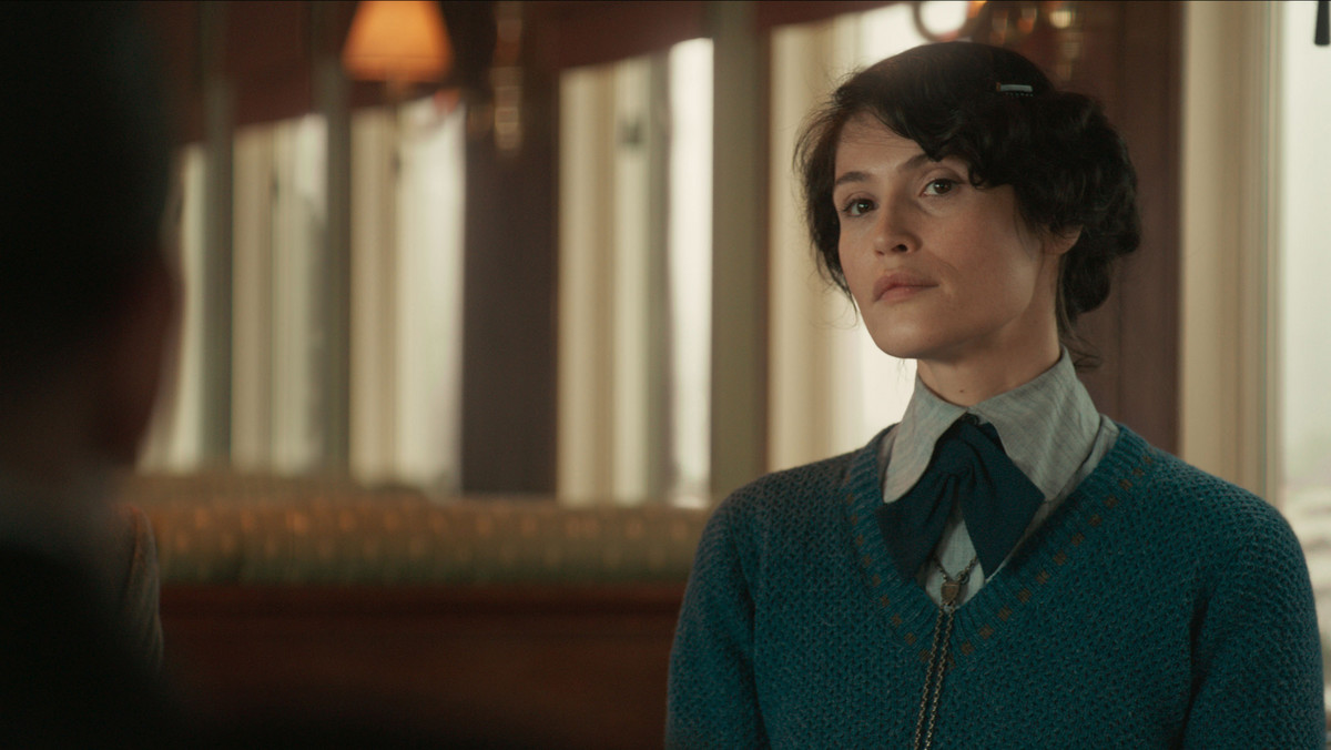 Gemmę Arterton będziemy mogli po raz kolejny oglądać na ekranach kin. Film "King's Man: Pierwsza misja" (premiera 5 stycznia) świetnie wpisuje się w portfolio brytyjskiej aktorki, która doskonale odnajduje się w szpiegowskich i męskich klimatach. Przyjrzyjmy się bliżej tej niebanalnej postaci i sprawdźmy, co wniesie do fascynującego świata Kingsman!