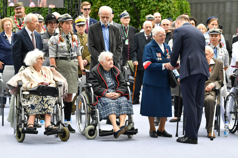 Prezydent Andrzej Duda oraz odznaczone: Stefania Dąbrowska "Stefa", Janina Burza "Janka" i Helena Majkowska "Ela"