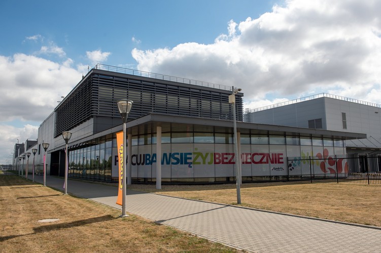 Mondelez International, światowy lider produkcji czekolady, ciastek, gum do żucia i cukierków, w fabryce czekolady w Skarbimierzu w oficjalnie uruchomił Linię Przyszłości – supernowoczesną i jedną z najbardziej innowacyjnych linii produkcyjnych w Europie. <br><br>fot. (mk/mr) PAP/Maciej Kulczyński