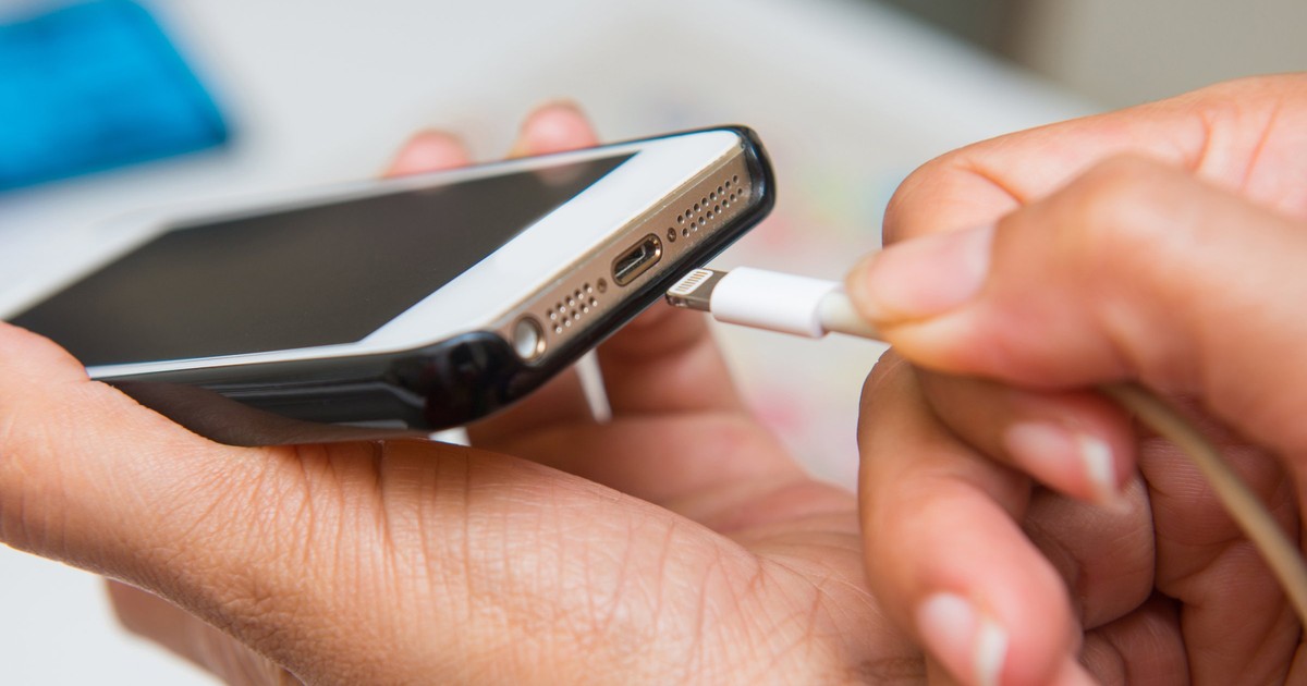 How to properly clean your iPhone's charging port when it won't charge