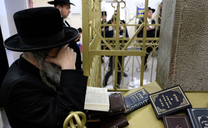 Żydzi przy grobie cadyka Elimelecha