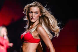 Pre mesec dana se RASPADALA u bolničkoj postelji, a sinoć joj NIJE BILO RAVNE na reviji Victoria's Secret: Bela Hadid BOŽANSKOM FIGUROM I VATRENIM VEŠOM bacila svet u potpuno histeriju