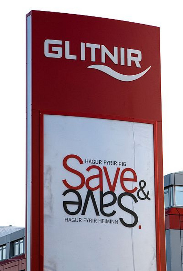 Logo islandzkiego banku Glitnir przed jego główną kwaterą w Reyklaviku Fot. Bloomberg News