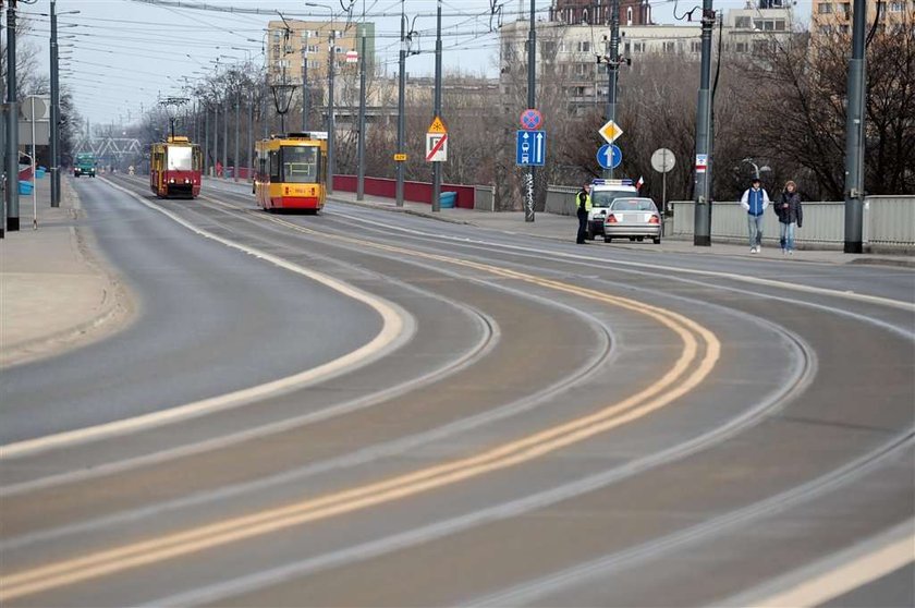 Koszą ludzi na zamkniętym moście!