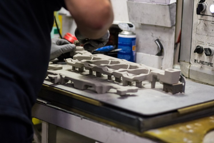 Prezes zarządu Volkswagen Poznań (VWP) Jens Ocksen poinformował w czwartek, że w ostatnich tygodniach zakład uzyskał zlecenie na produkcję obudowy przekładni dla modułowej platformy podłogowej MEB do budowy samochodów elektrycznych. Produkcja 500 tys. odlewów rocznie rozpocząć się ma w 2019 roku.
<br><br><b>Na zdjęciu:</b> Produkcja głowic silnikowych w odlewni koncernu Volkswagen AG w Poznaniu
<br><br>rpo/ dym/
<br>fot.  (mr) PAP/Marek Zakrzewski