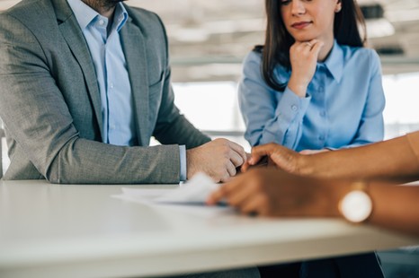 Deregulacyjne kroki w przód, regulacyjne w tył [Komentarz]