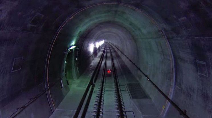 A Gotthard-alagút 57 kilométer hosszú, és vonatok járnak majd benne