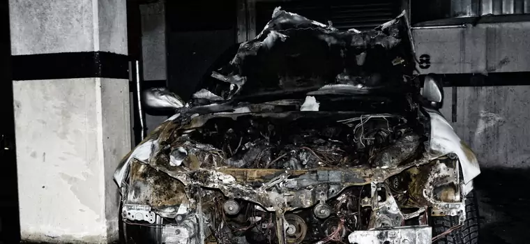 To nie auto elektryczne było przyczyną pożaru, w którym spłonęło 50 aut
