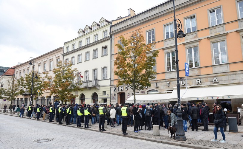 Policja ochrania zebranych podczas pikiety w obronie dyrektor PISF, Magdaleny Soroki