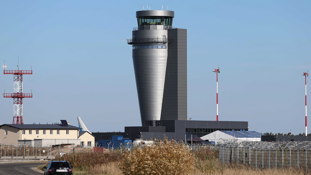 Prezentację nowej wieży kontroli lotniska Katowice zorganizowała w niedzielę Polska Agencja Żeglugi Powietrznej. Budowa wieży trwała od marca 2017 r., proces jej uruchamiania i testowania potrwa kilka miesięcy.