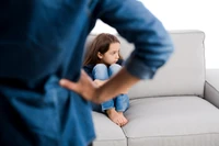 Tak rodzic może pozbawić dziecko radości życia. To poważny błąd