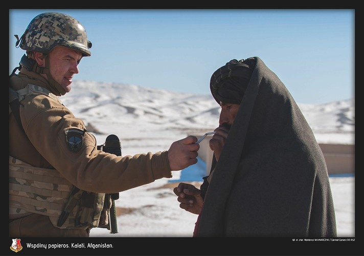 Wspólny papieros. Kalati. Polska misja w Afganistanie. Fot. st. chor. szt Adam Roik. Combat Camera DO RSZ