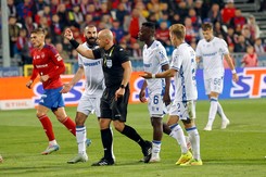 W meczu Raków - Lech piłka do siatki wpadła osiem razy. Sędzia Marciniak anulował aż 4 gole