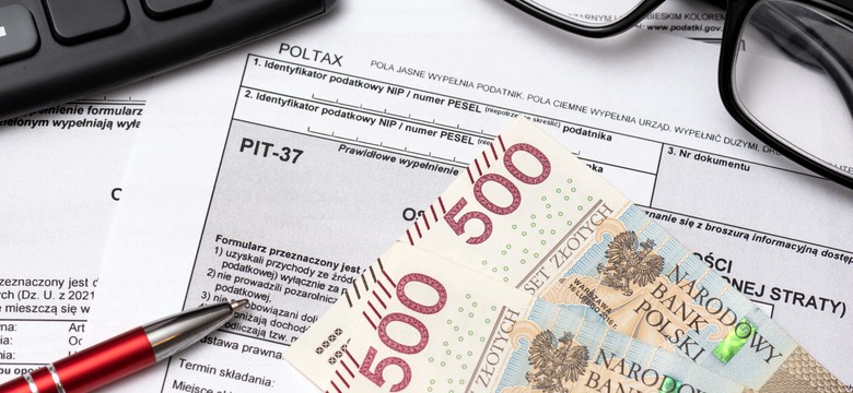 Ekspresowy zwrot podatku 2025 – kto dostanie pieniądze na konto jako pierwszy?