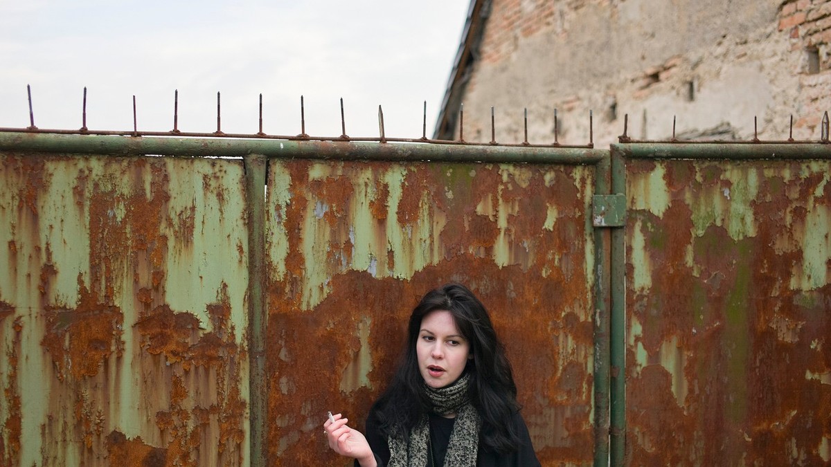 Devojka pred kapijom