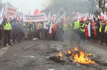 Ogień, hałas i traktory. Tak protestują rolnicy [WIDEO]