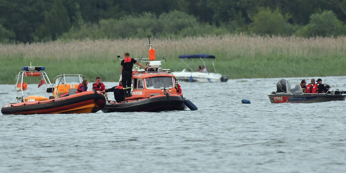 Wypadek łódki na jeziorze. Osiem osób wylądowało w wodzie, siedem się uratowało. Tragiczny finał poszukiwań 8-latki.