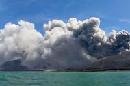 Erupcja wulkanu Tavurvur w pobliżu miasta Rabaul na Nowej Brytanii w Papui-Nowej Gwinei, 30 września 2009 r.