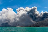 Erupcja wulkanu Tavurvur w pobliżu miasta Rabaul na Nowej Brytanii w Papui-Nowej Gwinei, 30 września 2009 r.