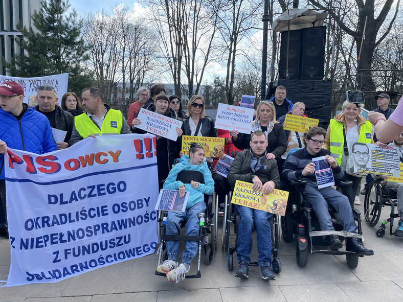 Manifestacja niepełnosprawnych i ich rodzin przed Sejmem