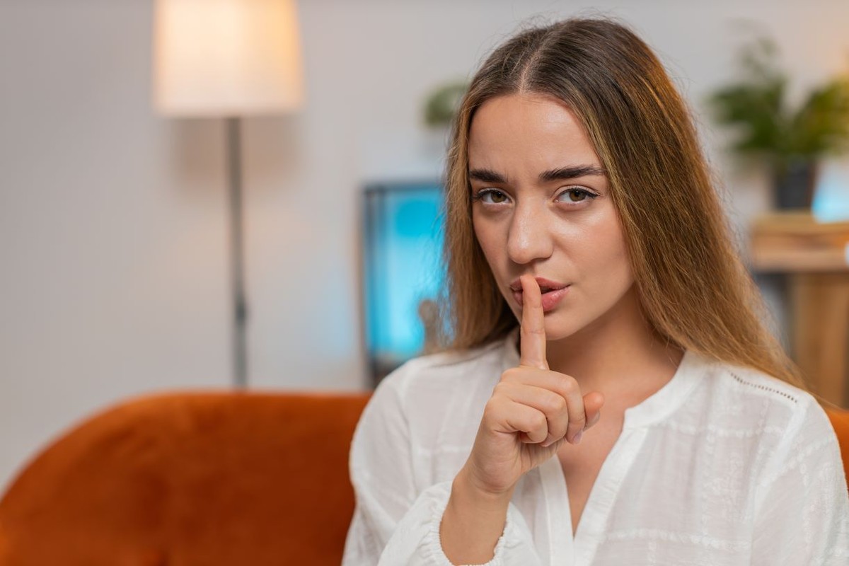 Kobieta wykonująca gest uciszania