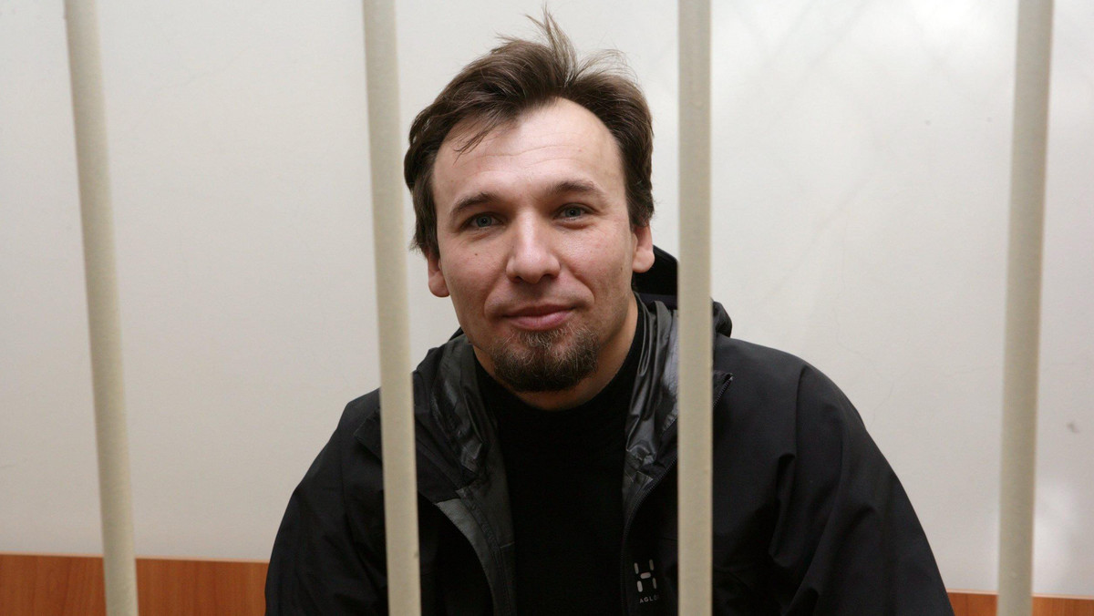 Tomasz Dziemianczuk, jeden z 30 aktywistów międzynarodowej organizacji ekologicznej Greenpeace zatrzymanych we wrześniu na Morzu Barentsa, dziś po południu opuścił areszt śledczy Kresty w Petersburgu.