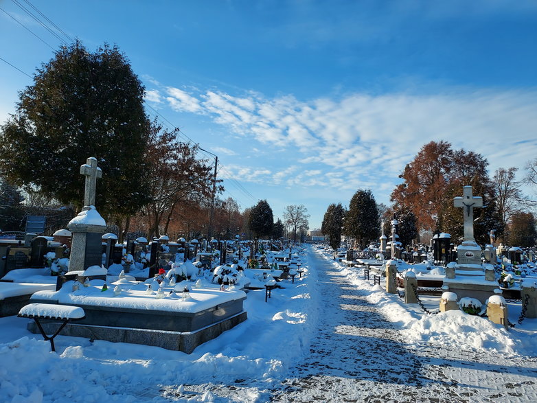 Cmentarz w Brzezinach w grudniu 2022 r