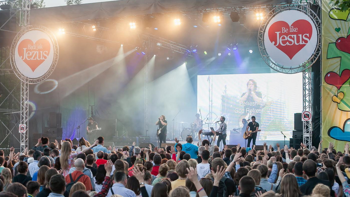 Szósta edycja festiwalu ekumenicznego "Bądź Jak Jezus" zebrała w Mysłowicach około 20 tysięcy ludzi, a na scenie wystąpili najwięksi światowej muzyki uwielbieniowej: Hillsong London i Leeland. Nie zabrakło też mistrzowskich koncertów polskich artystów, m.in. Natalii Niemen, w repertuarze swojego ojca, która zapytana o trud chodzenia śladami Jezusa odpowiada za św. Mateuszem: "Kto nie bierze swego krzyża, nie jest Mnie godzien" i wspomina moment, kiedy spadło na nią wiele negatywnych komentarzy. Za rok festiwal powróci w ramach Światowych Dni Młodzieży i ma zgromadzić przeszło dwa miliony osób, z całego świata!