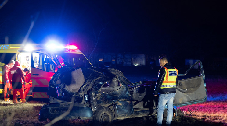 A balesetben egy ember meghalt, ketten megsérültek/ fotó:  MTI / Donka Ferenc