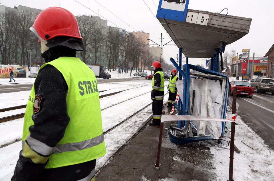 19-latek wjechał samochodem w przystanek