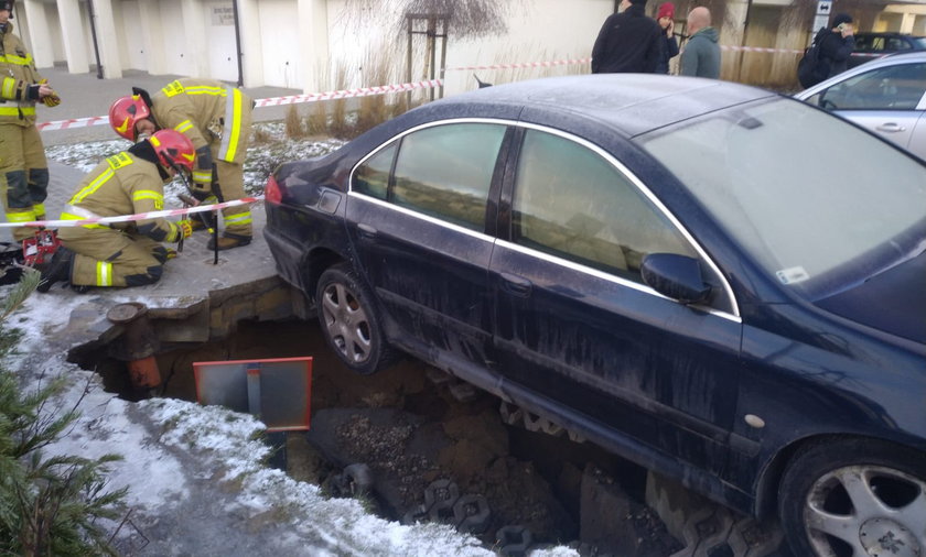 Gdańsk. Pod autem zapadła się jezdnia. Samochód zawisł nad dziurą.