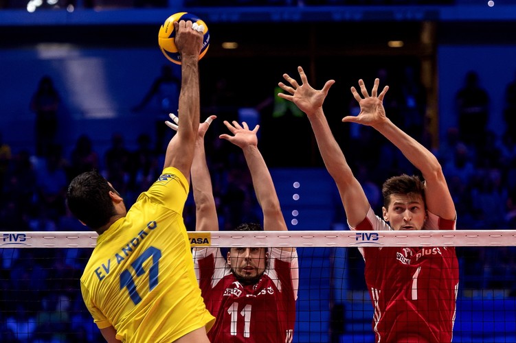 Polacy Fabian Drzyzga (C) i Piotr Nowakowski (P) oraz Evandro Guerra (L) z Brazylii