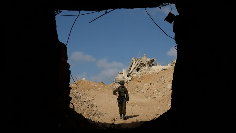 Izraelski vojnik hoda ka ulazu u tunel do Egipta, na koridoru Filadelfi u južnoj Gazi | Foto: Reuters